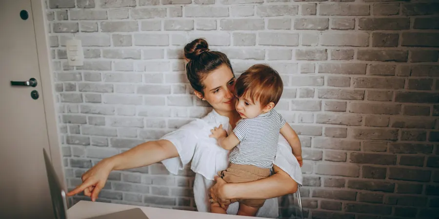 Cardiopediatra brasileiro no exterior: orientação a distância para a família Mãe com o filho pequeno no colo em videochamada com cardiopediatra brasileiro no exterior
