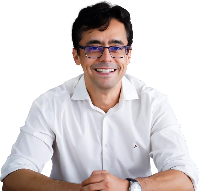 Dr. Alberth Tavares, cardiopediatra em Taguatinga, sorrindo em retrato